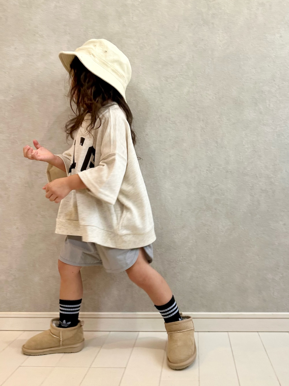 「アツいコーデ全部見せ、スポーツミックス、夏コーデ、プチプラ、秋服準備はじめました、お出かけコーデ、シンプル、キッズファッション、ムートンブーツ、バケットハット、ショートパンツ、Branshes」｜「aBity selectの【水陸両用】後ろポケットつき ABITYネーム ナイロンショートパンツ（その他パンツ、グレー系）」を使った、kii_memeさん（キッズ・151cm）の夏コーディネートの3枚目の写真