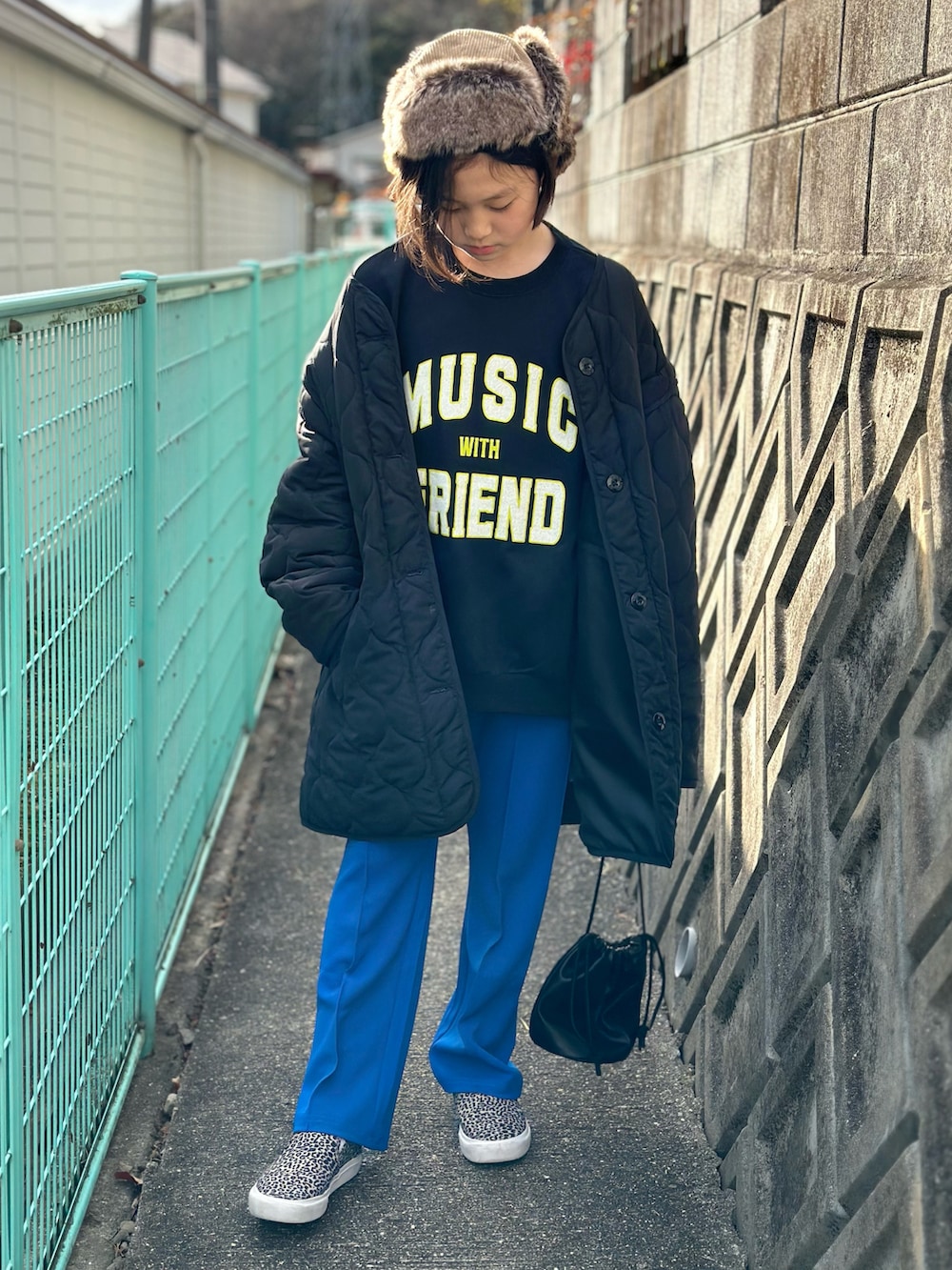 ブラック系のブルゾン、ブラック系のスウェット、ブルー系のスラックスを着用したキッズの冬コーディネートの2枚目の写真