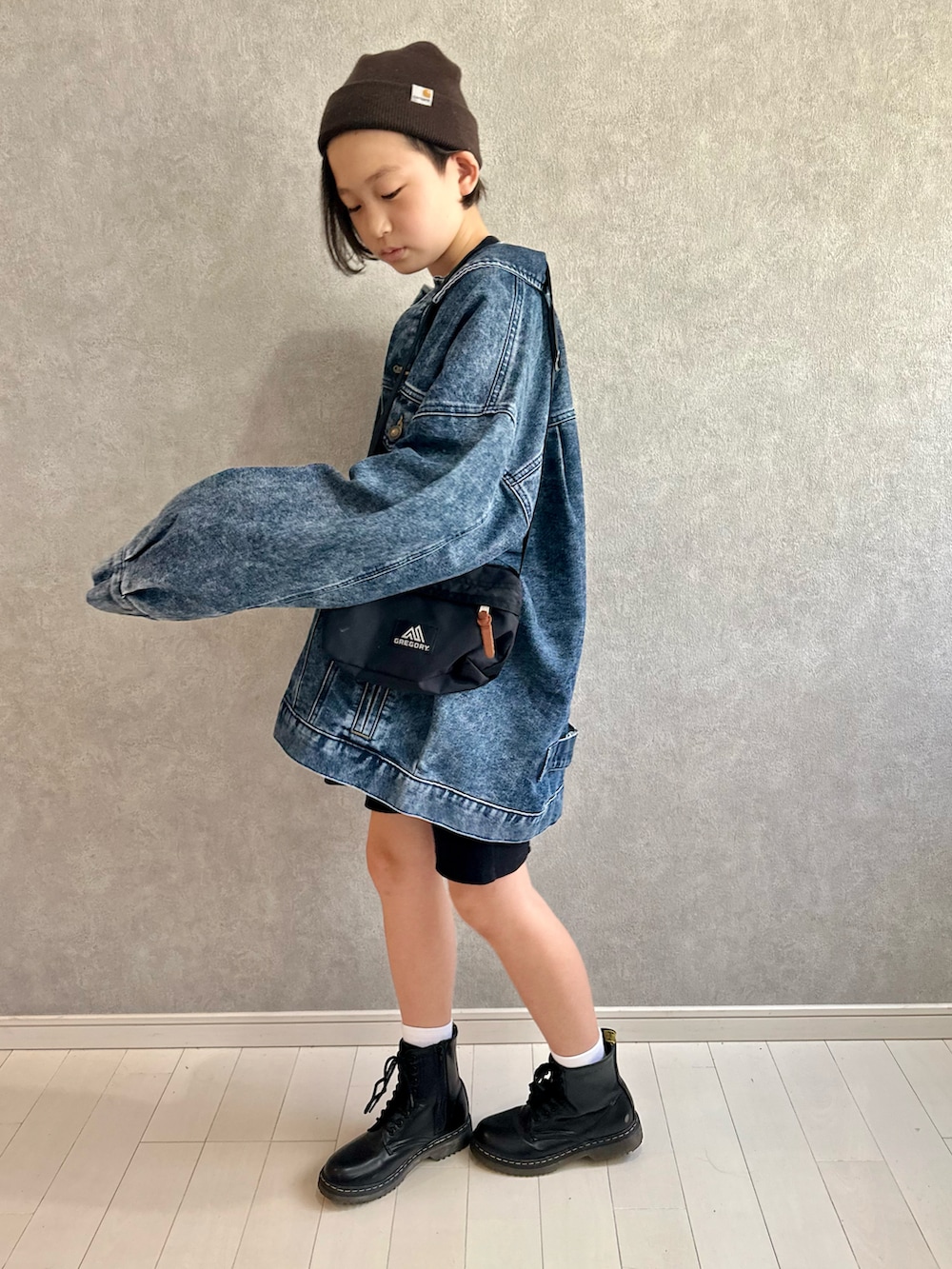 ブルー系のデニムジャケット、ブラック系のTシャツ/カットソー、ブラック系のその他パンツを着用したキッズの秋コーディネートの2枚目の写真