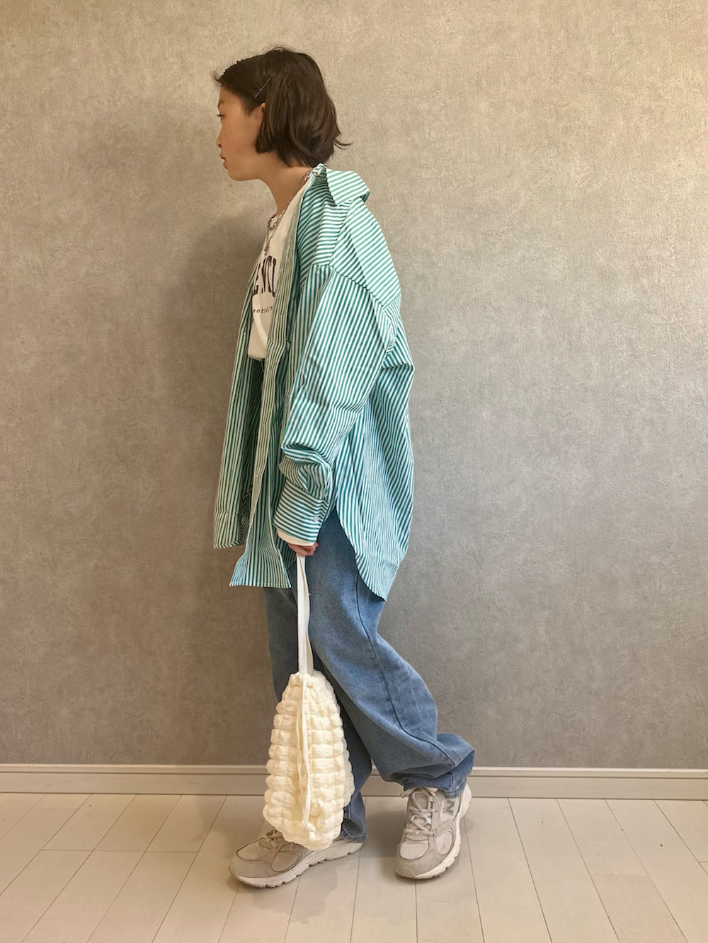 ホワイト系のTシャツ/カットソー、ホワイト系のショルダーバッグ、ホワイト系のスニーカーを着用したキッズの春コーディネートの3枚目の写真