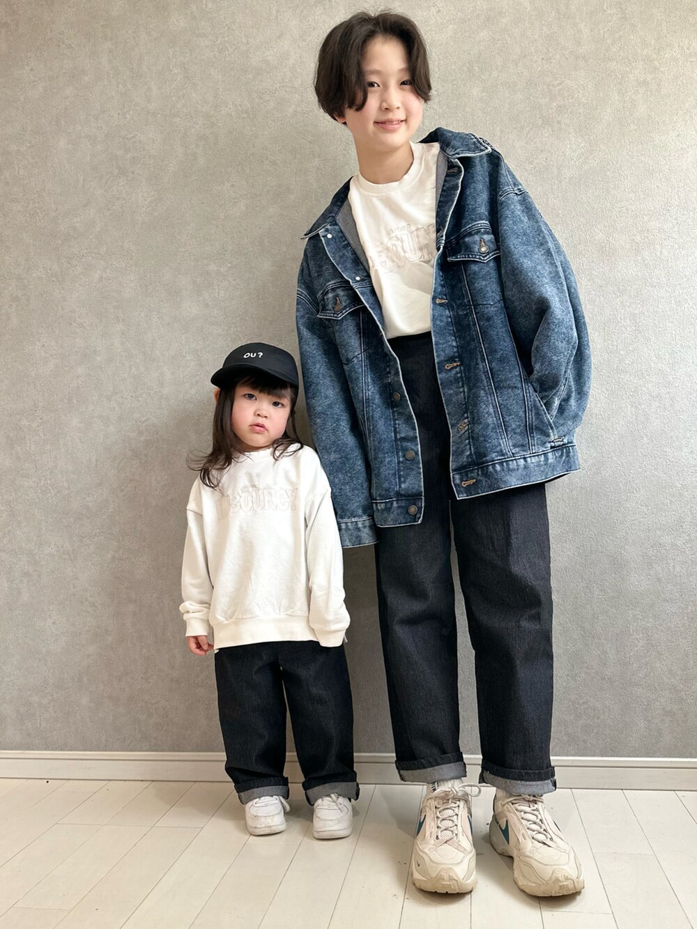 「春コーデ、春色、休日スタイル、カジュアルコーデ、デニム、デニムジャケット、シンプルコーデ、タックイン、キャップ、Branshes、春服みてみて、似合うラボに行こう、ロゴスウェット、春アウター、おでかけコーデ」|「BRANSHESのHappy colorピグメント染めトレーナー(スウェット、ホワイト系)」を使った、kii_memeさん(キッズ・151cm)の冬コーディネートの3枚目の写真