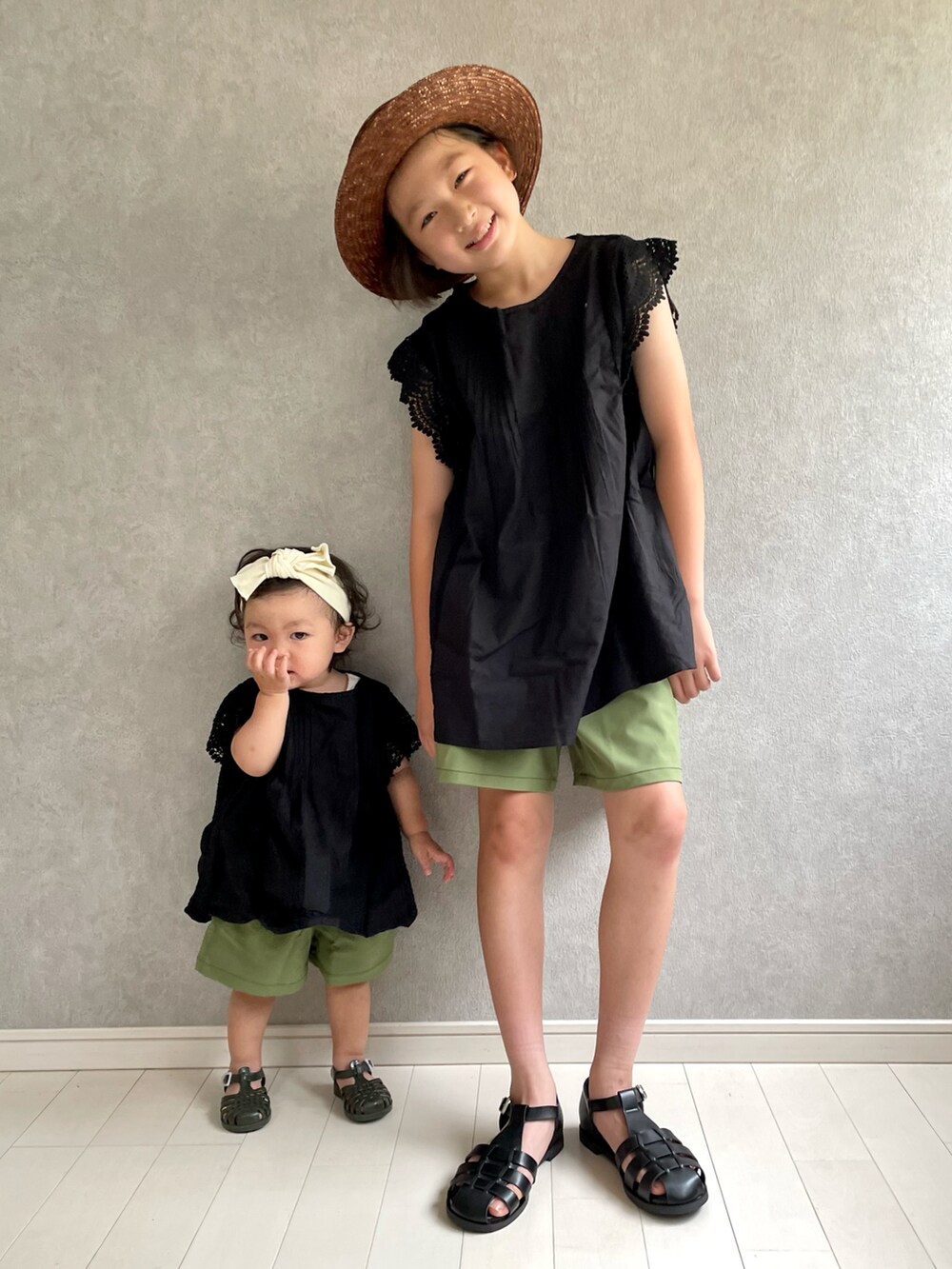 ブラック系のシャツ/ブラウス、ブラック系のシャツ/ブラウス、グリーン系のその他パンツを着用したキッズの夏コーディネートの2枚目の写真