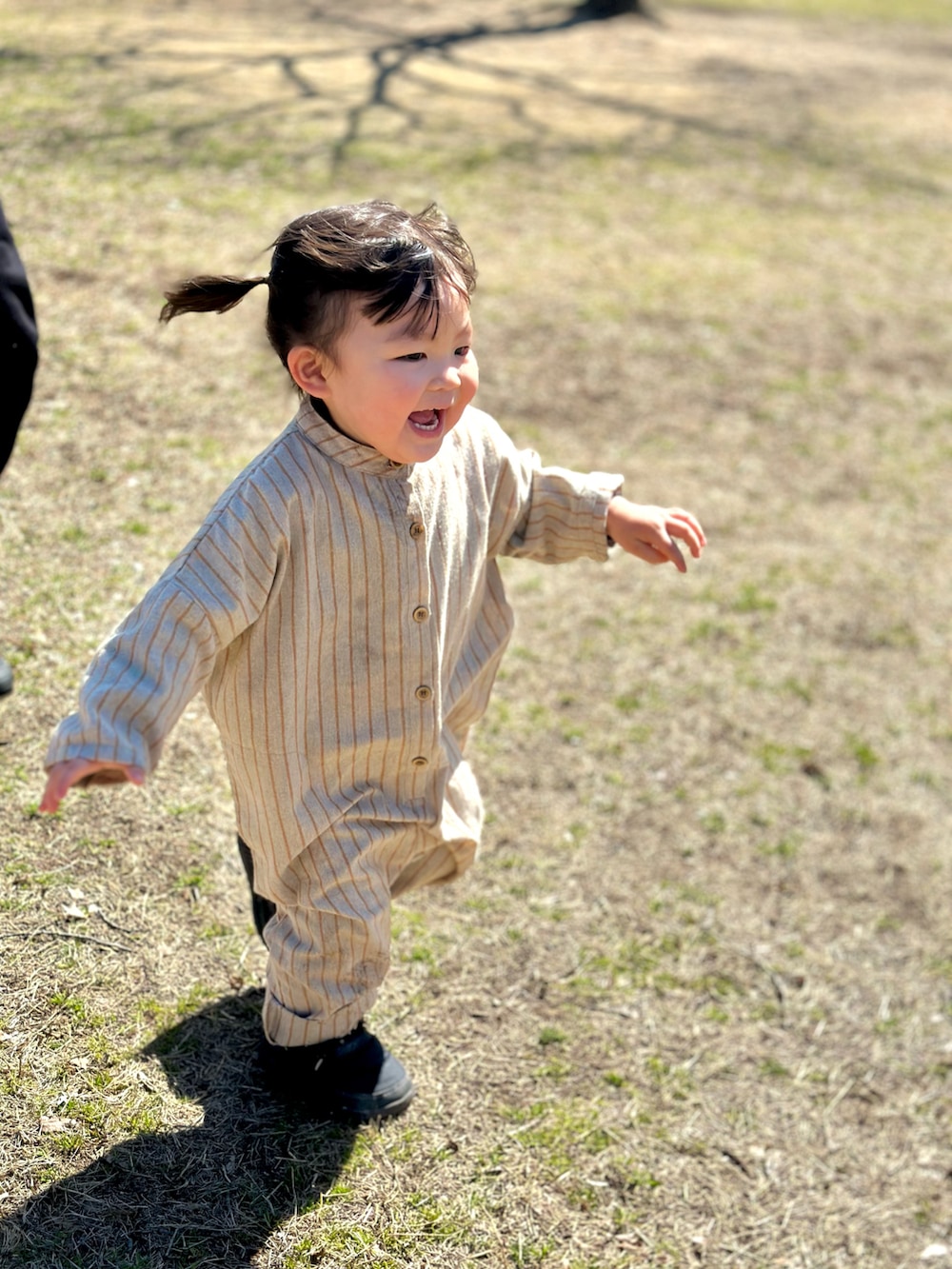 「春服デビュー宣言、シンプルコーデ、淡色コーデ、オーバーサイズ、オールインワン、春コーデ、春色、2歳、ストライプ、春服みてみて」｜「pairmanonのユニセックスストライプ柄8分丈オールインワン（つなぎ/オールインワン、ベージュ系）」を使った、kii_memeさん（キッズ・145cm）の春コーディネートの2枚目の写真