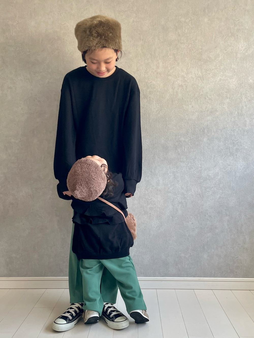 ブラック系のスウェット、ブラック系のスウェット、グリーン系のスラックスを着用したキッズの秋コーディネートの4枚目の写真