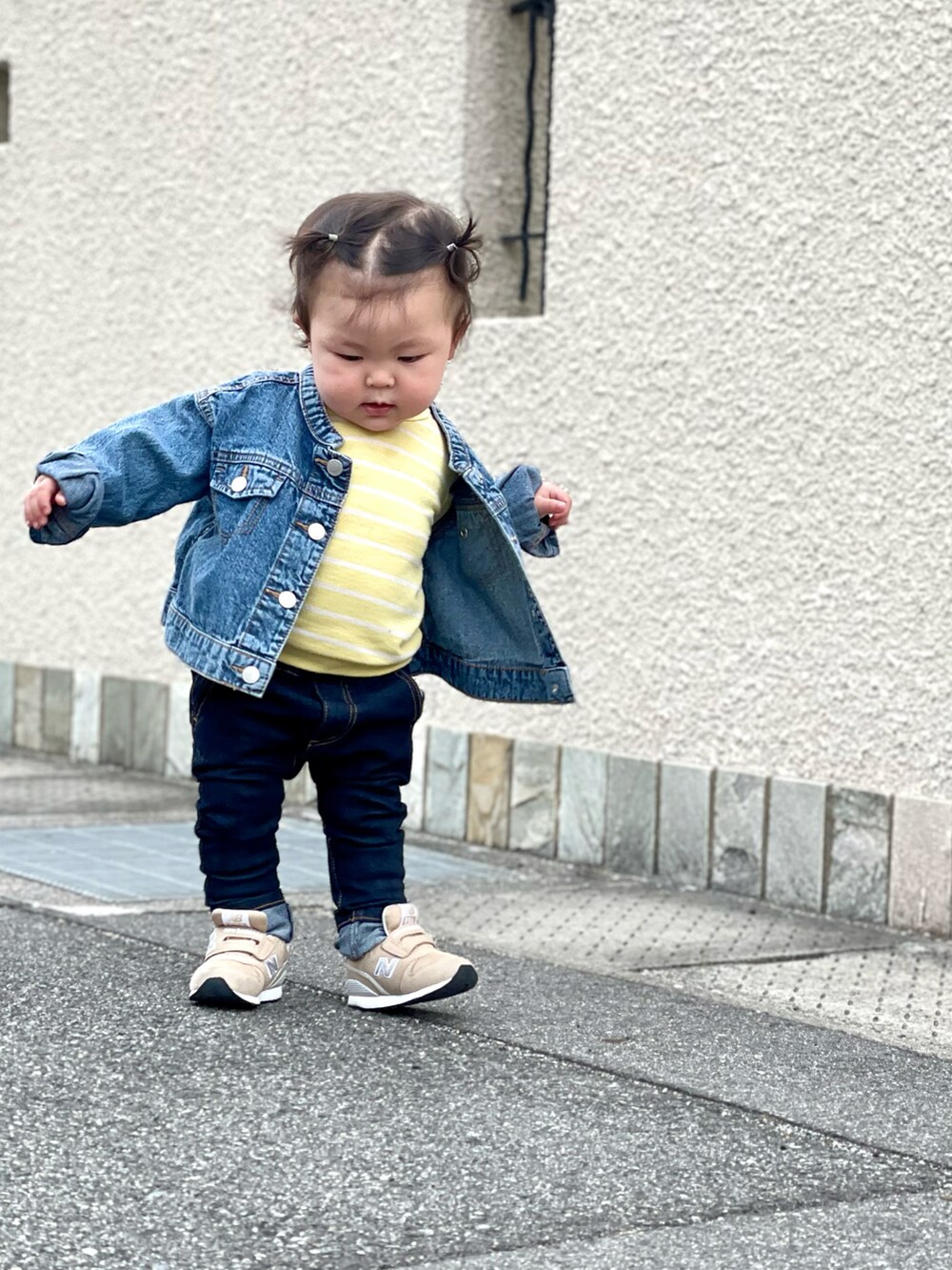 ブルー系のデニムパンツ、ベージュ系のスニーカーを着用したキッズの春コーディネートの4枚目の写真
