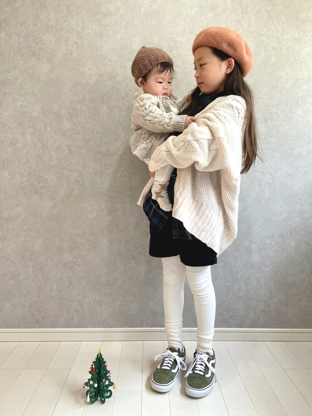 「クリスマスに着たい服、休日スタイル、チェック柄に恋してる、ホワイトコーデ、カーディガン、ベレー帽、マイベストコーデ2021、三姉妹コーデ、リンクコーデ、赤ちゃん、シンプルコーデ、コーデュロイパンツ、冬コーデ、ビッグシルエット」|「BRANSHESのウールベレー帽(ハンチング/ベレー帽、ブラウン系)」を使った、kii_memeさん(キッズ・130cm)の冬コーディネートの4枚目の写真