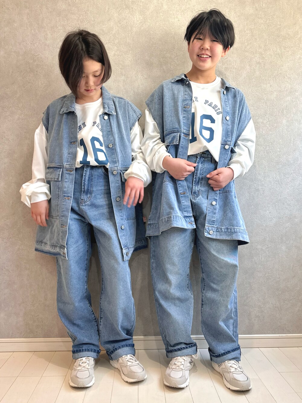 ブルー系のデニムジャケット、ホワイト系のスウェット、ブルー系のデニムジャケットを着用したキッズの春コーディネートの2枚目の写真