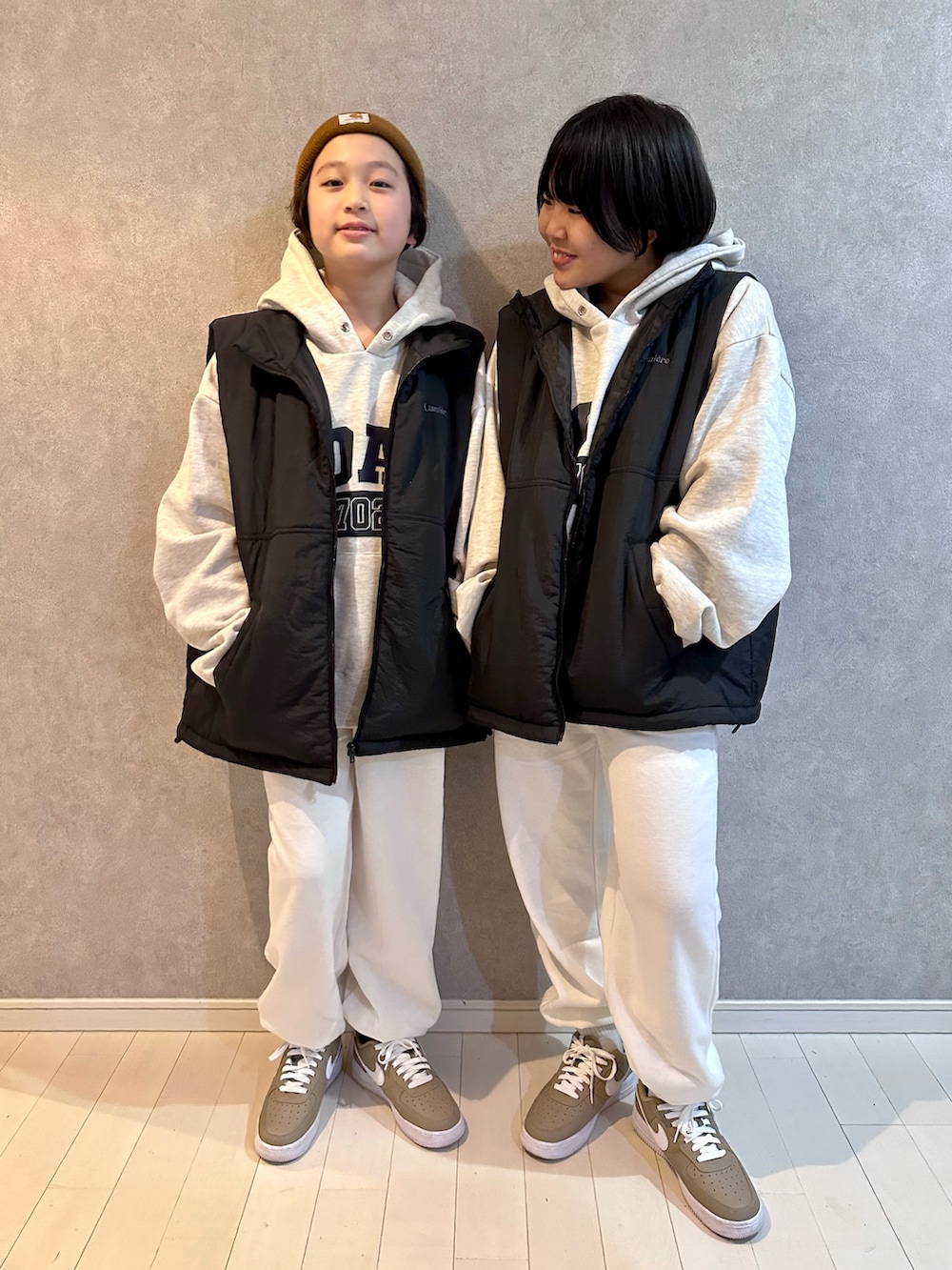 「ファッションを楽しもう、お出かけコーデ、休日スタイル、シンプルコーデ、レイヤードスタイル、ベスト、スニーカー、ストリート、あったかコーデ、冬コーデ、プチプラ、ビッグシルエット、ニット帽、スウェット、マイベストコーデ2023」|「apres jour mignonのロゴフーディー【ZOZOTOWN限定アイテム】(パーカー、ベージュ系)」を使った、kii_memeさん(キッズ・151cm)の秋コーディネートの2枚目の写真