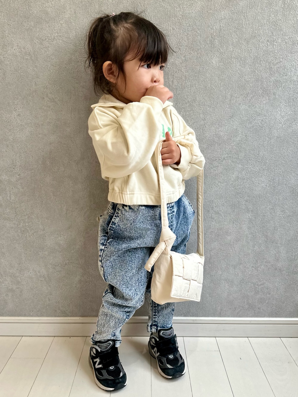 ホワイト系のスウェット、その他のデニムパンツ、ブラック系のスニーカーを着用したキッズの秋コーディネートの2枚目の写真