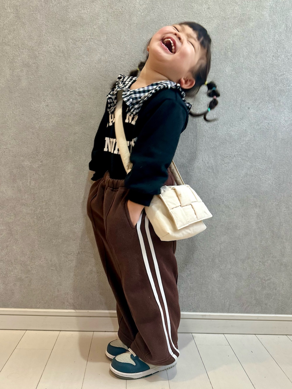 ブラック系のスウェット、ブラウン系のその他パンツ、グリーン系のスニーカーを着用したキッズの冬コーディネートの2枚目の写真