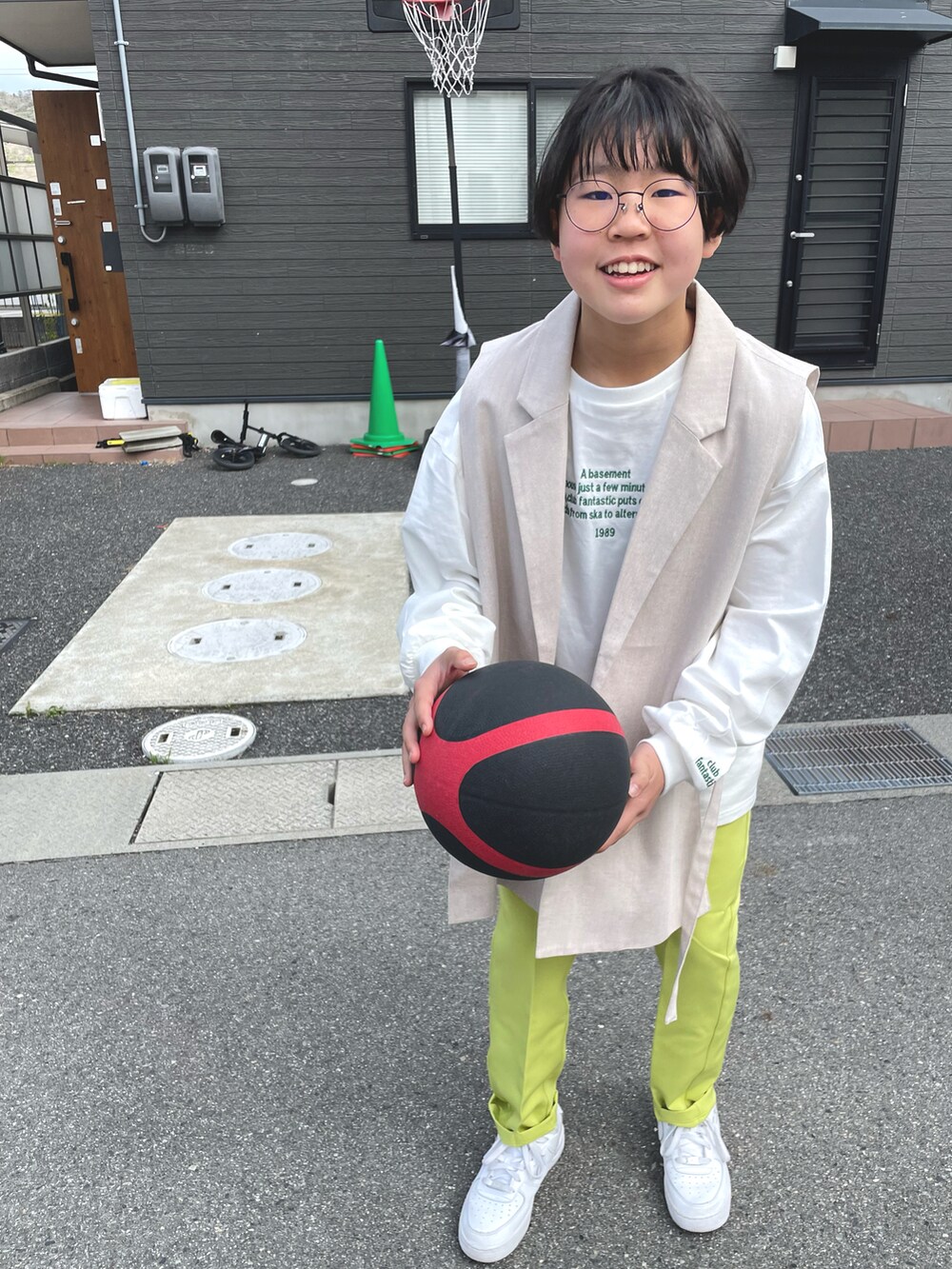 ホワイト系のTシャツ/カットソー、イエロー系のスラックス、ブラック系のスニーカーを着用したキッズの春コーディネートの3枚目の写真