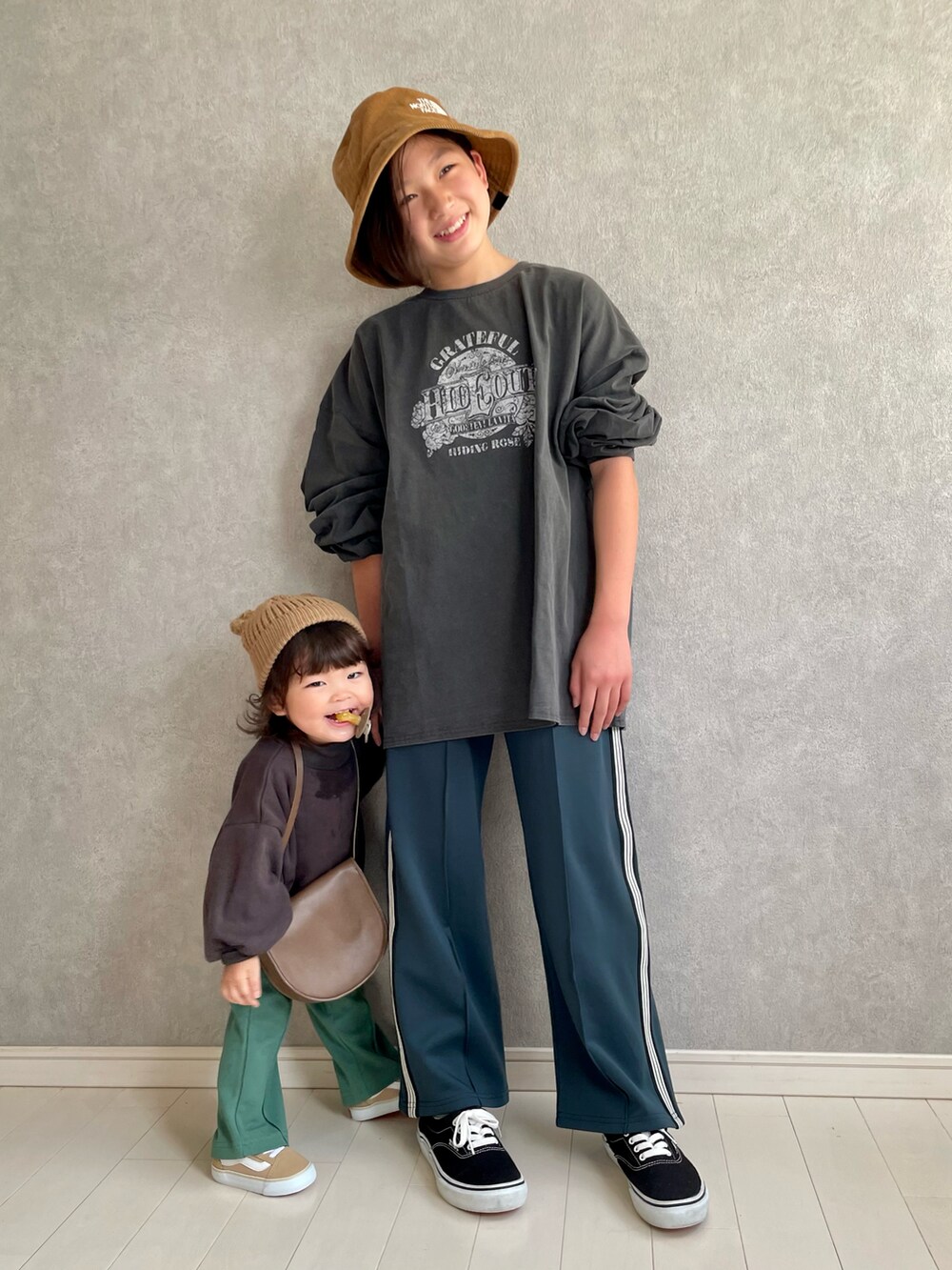 ブラック系のTシャツ/カットソー、グリーン系のその他パンツ、グリーン系のスラックスを着用したキッズの秋コーディネートの2枚目の写真