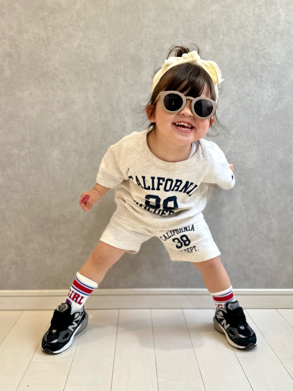 ホワイト系のTシャツ/カットソー、ホワイト系のスウェットパンツ、ブラック系のスニーカーを着用したキッズの春コーディネートの3枚目の写真