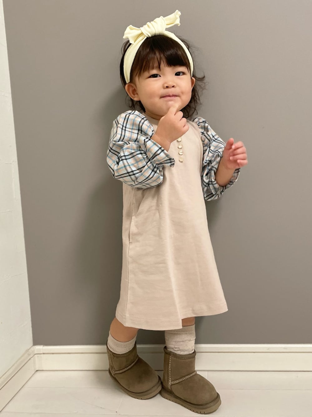 「秋冬コーデ、ワンピース、チェック、シンプルコーデ、赤ちゃんコーデ、ムートンブーツ、Branshes、ブランシェス」｜「BRANSHESのチェック/ギンガムチェック袖ボリュームワンピース（ワンピース、ピンク系）」を使った、kii_memeさん（キッズ・140cm）の秋コーディネートの2枚目の写真