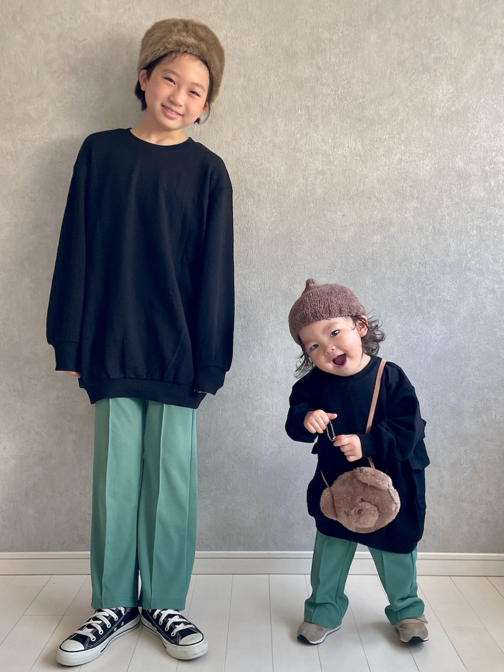 ブラック系のスウェット、ブラック系のスウェット、グリーン系のスラックスを着用したキッズの秋コーディネートの2枚目の写真