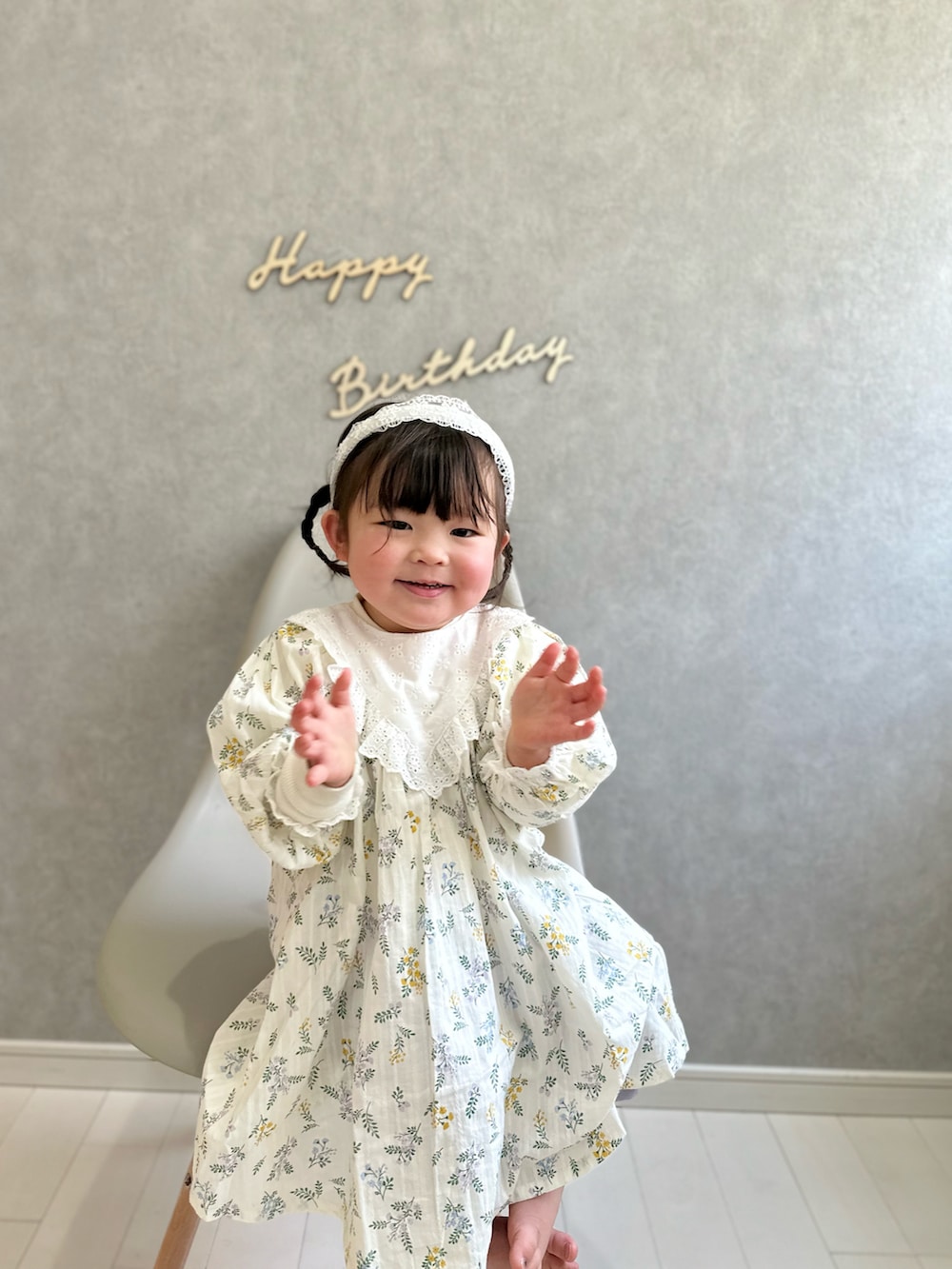 「春コーデ、休日スタイル、ワンピース、花柄、春色、ヘアバンド、ラベンダー、シンプルコーデ、apres les cours、Branshes、カラーパンツ、淡色コーデ、パステル映える春」｜「apres les coursの【フォーマル対応】レースカチューシャ＿アプレレクールマシェリ（その他ヘアアクセサリー、ホワイト系）」を使った、kii_memeさん（キッズ・145cm）の春コーディネートの2枚目の写真