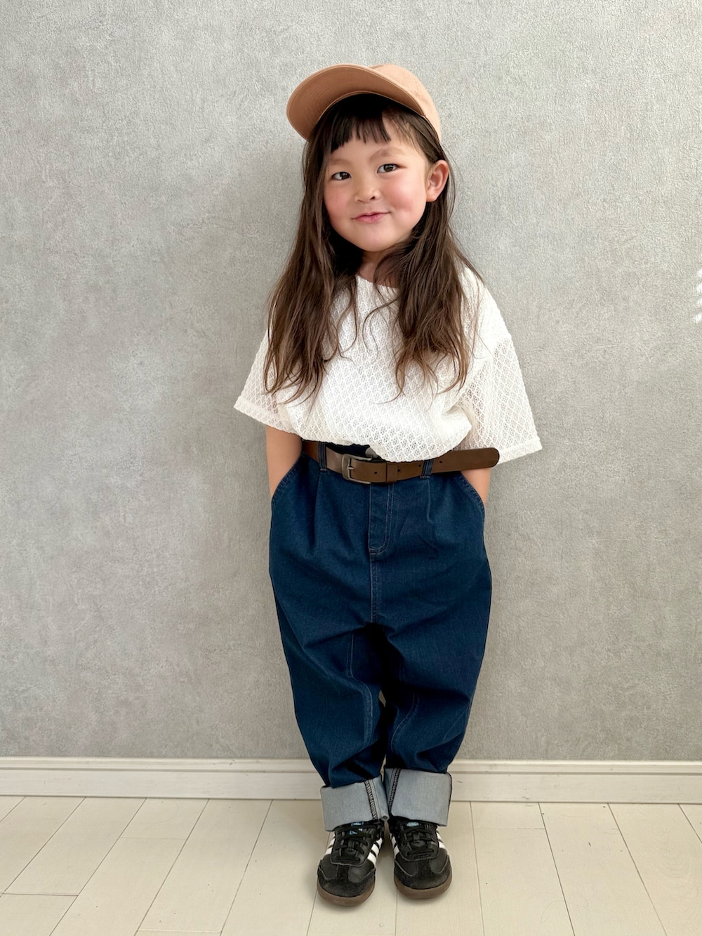 ホワイト系のTシャツ/カットソー、ブルー系のその他パンツを着用したキッズの春コーディネートの2枚目の写真