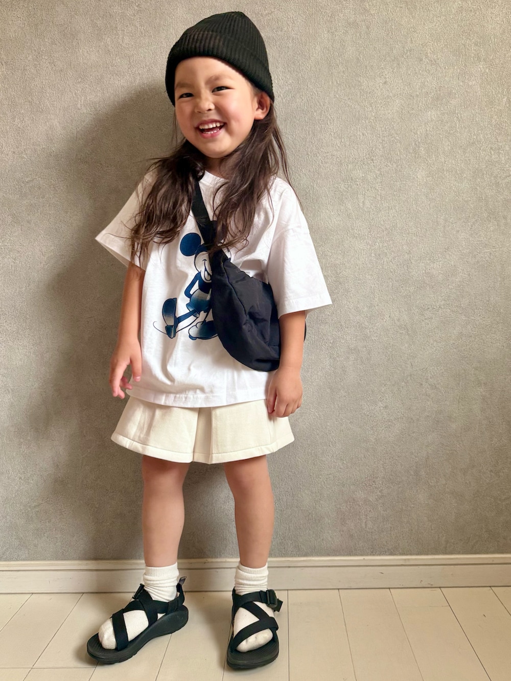 ホワイト系のTシャツ/カットソー、ホワイト系のパンツ、ブラック系のサンダルを着用したキッズの夏コーディネートの3枚目の写真