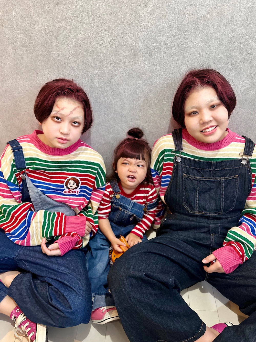 その他のニット/セーター、ブルー系のサロペット/オーバーオール、ピンク系のスニーカーを着用したキッズの秋コーディネートの2枚目の写真