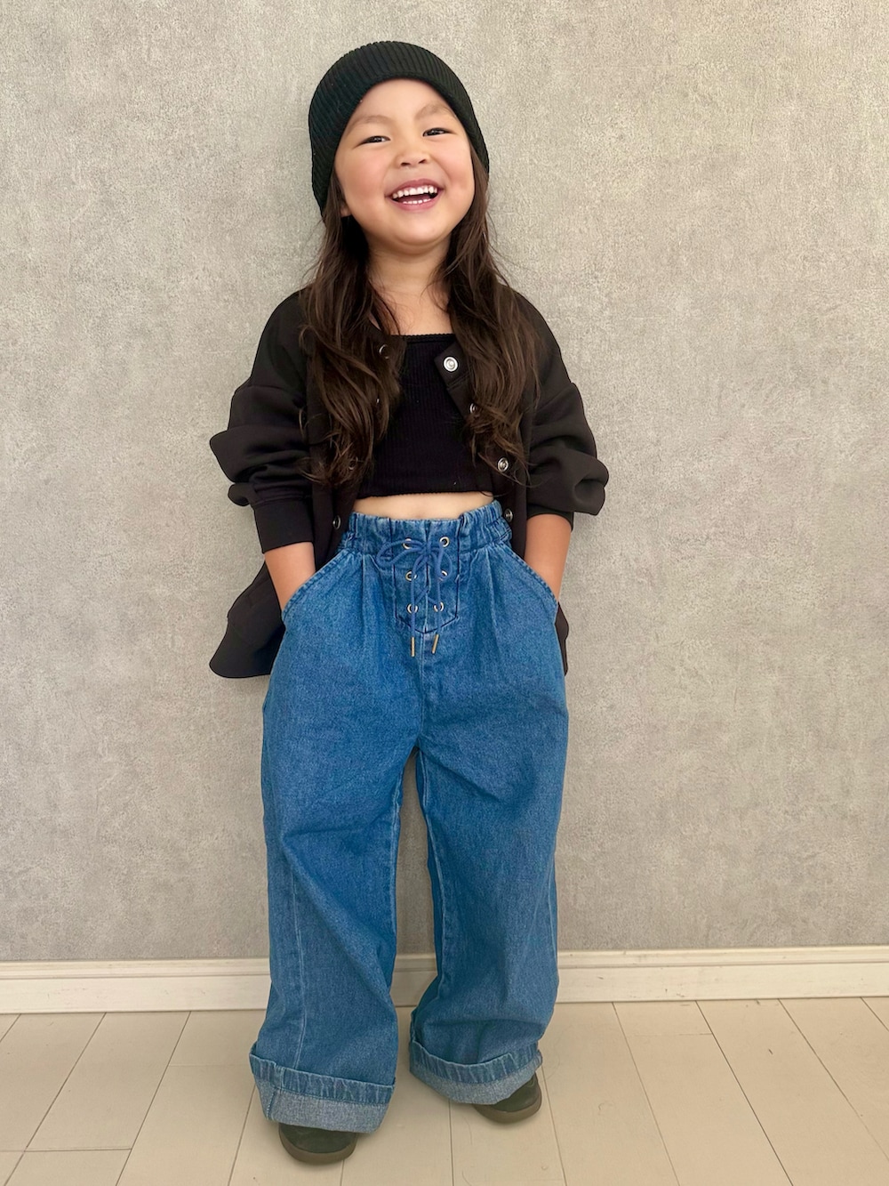 ブラック系のカーディガン/ボレロ、ブルー系のその他パンツを着用したキッズの秋コーディネートの2枚目の写真