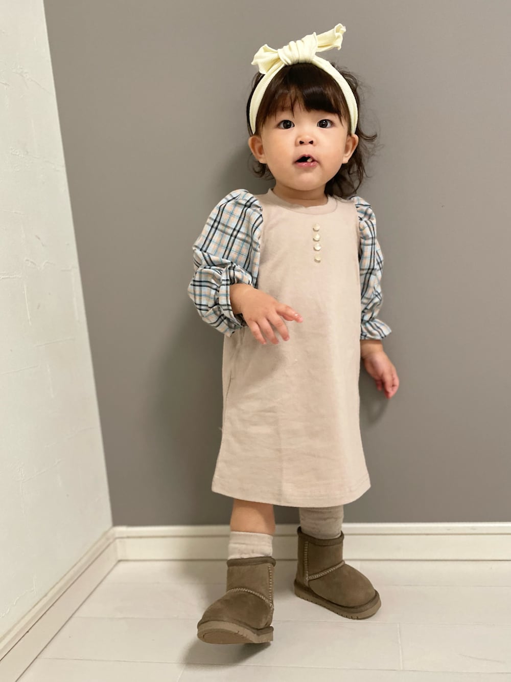 「秋冬コーデ、ワンピース、チェック、シンプルコーデ、赤ちゃんコーデ、ムートンブーツ、Branshes、ブランシェス」｜「BRANSHESのチェック/ギンガムチェック袖ボリュームワンピース（ワンピース、ピンク系）」を使った、kii_memeさん（キッズ・140cm）の秋コーディネートの3枚目の写真