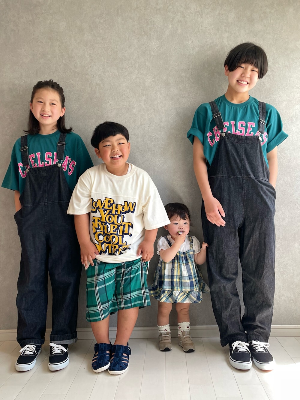 「春夏コーデ、休日スタイル、夏コーデ、プチプラ、チェック、グリーン、Branshes、サロペット、ロゴT、サンダル、ビッグシルエット、カジュアルコーデ、カラー×コーデ、白Tシャツ、アウトドアスタイル」|「BRANSHESの【カレッジロゴ】チェルシーズ半袖Tシャツ(Tシャツ/カットソー、グリーン系)」を使った、kii_memeさん(キッズ・139cm)の春コーディネートの4枚目の写真