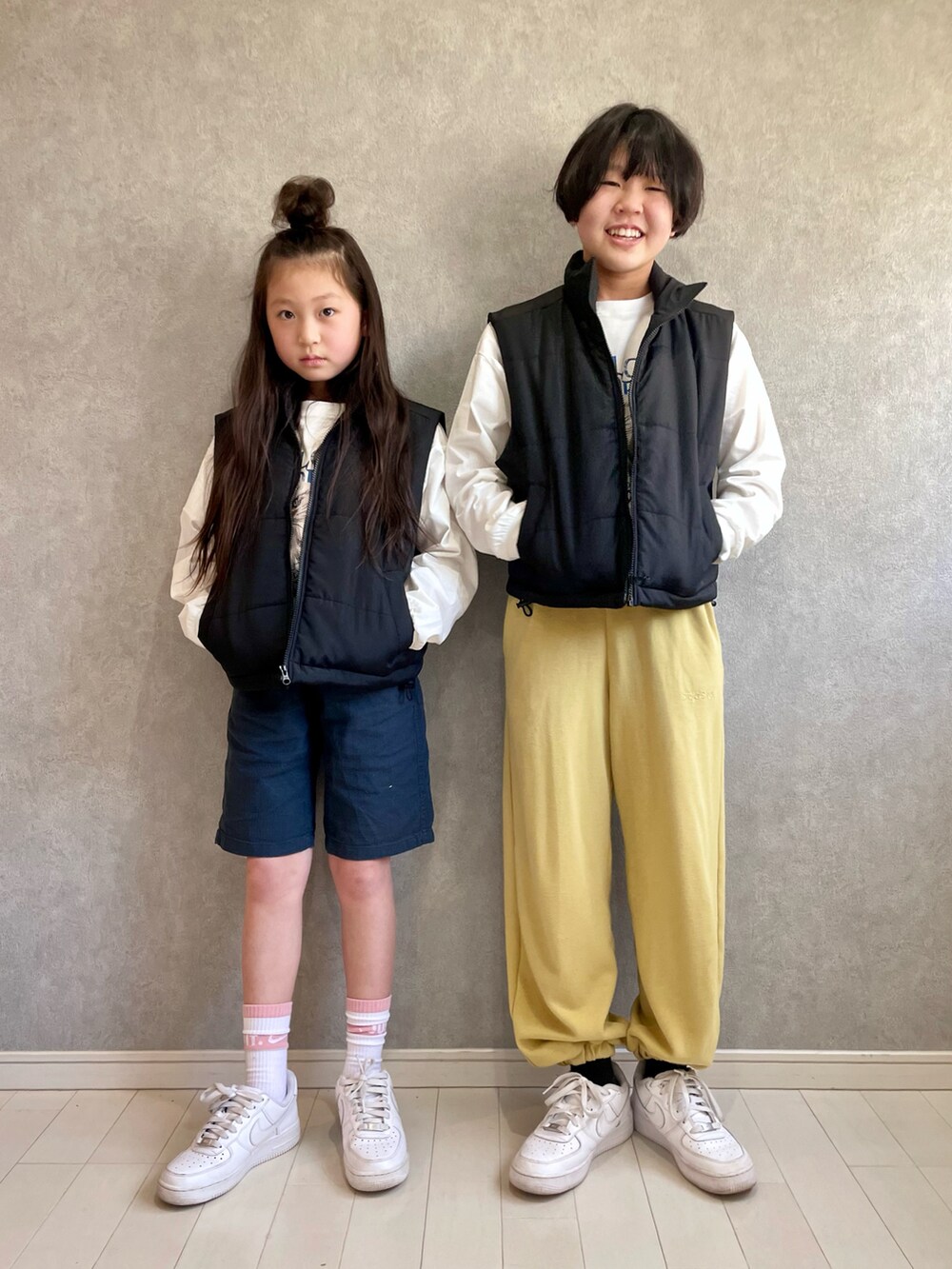 「カジュアルコーデ、プチプラコーデ、Branshes、白スニーカー、ダウンジャケット、スウェット、ストリート、ハーフパンツ、春コーデ」|「repipi armarioのイーグルプリントカットオフTシャツ(Tシャツ/カットソー、ホワイト系)」を使った、kii_memeさん(キッズ・136cm)の冬コーディネートの2枚目の写真