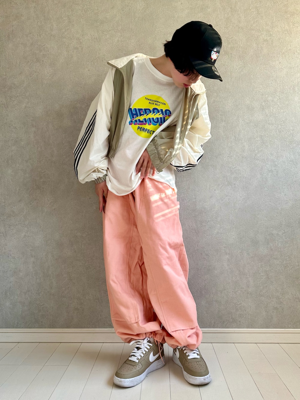 ピンク系のその他パンツ、ホワイト系のナイロンジャケット、その他のTシャツ/カットソーを着用したキッズの春コーディネートの2枚目の写真