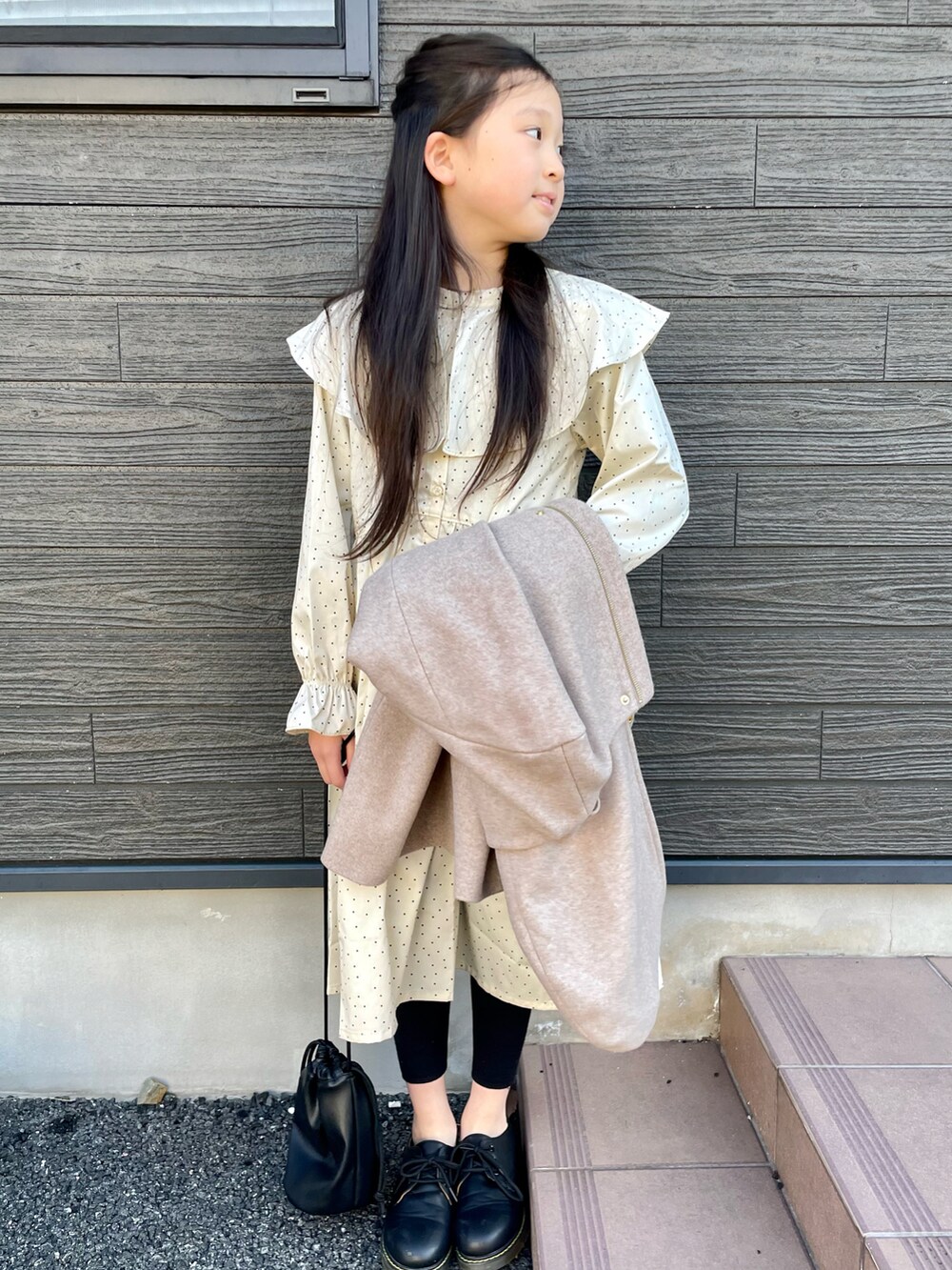 「キッズファッション、春コーデ、ドット、ワンピース、ワントーンコーデ、プチプラ、ビッグカラー、休日スタイル、巾着バッグ、Branshes、私の推しブランド、GLOBAL WORK、冬コーデ」｜「BRANSHESのビック襟付きドット柄ワンピース（ワンピース、ベージュ系）」を使った、kii_memeさん（キッズ・136cm）の冬コーディネートの3枚目の写真