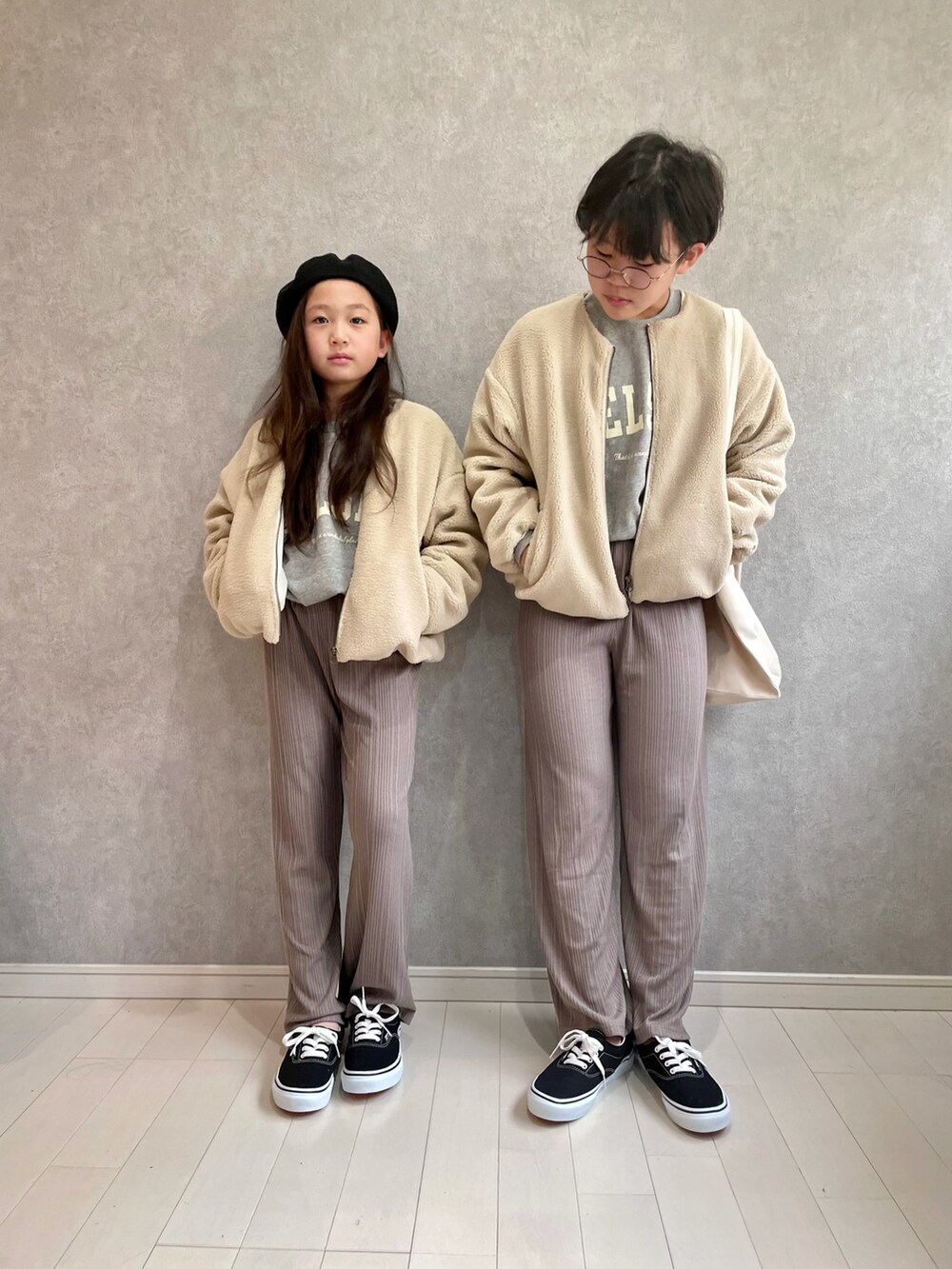 「スウェット、トートバッグ、ワントーンコーデ、ベレー帽、冬コーデ、休日スタイル、ワイドパンツ、もこもこ、プチプラ、赤ちゃん、シンプルコーデ、ベビーコーデ、秋コーデ、Branshes」｜「BRANSHESの【男女使える】カレッジロゴトレーナー（スウェット、グレー系）」を使った、kii_memeさん（キッズ・130cm）の秋コーディネートの2枚目の写真