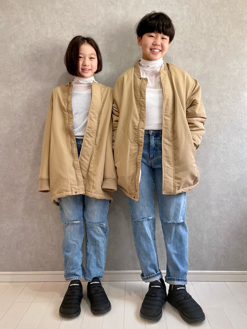 「秋コーデ、シンプルコーデ、秋冬コーデ、小学生、デニムパンツ、Branshes、プチプラ、ビッグシルエット、スリッポン、カジュアルコーデ、休日スタイル、ブルゾン」｜「GLOBAL WORKのシアーメローインナー/AND YUA ANY/150898（その他トップス、ホワイト系）」を使った、kii_memeさん（キッズ・140cm）の秋コーディネートの2枚目の写真