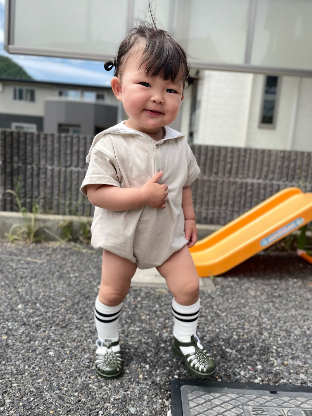 「夏コーデ、赤ちゃん、きれいめカジュアル、フォーマル、セーラーカラー、ベージュ、サンダル、グルカサンダル、ベビーコーデ、Branshes、ブランシェス」｜「BRANSHESのセーラーカラー半袖カバーオール（ロンパース、ベージュ系）」を使った、kii_memeさん（キッズ・140cm）の春コーディネートの3枚目の写真