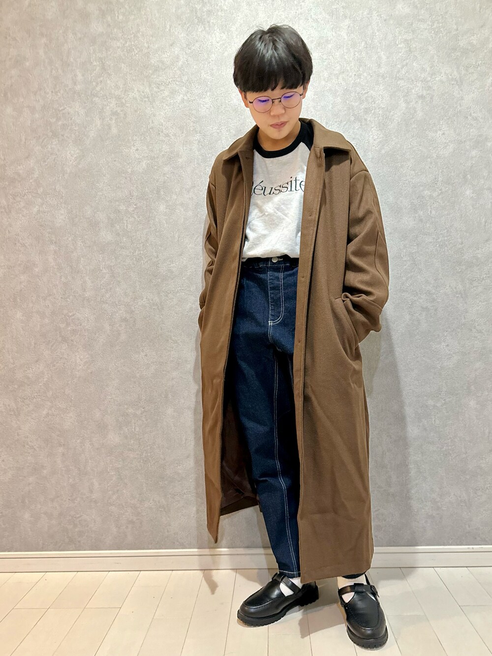 「秋冬コーデ、休日スタイル、カジュアル、きれいめカジュアル、ロングコート、ブラウン、デニム、ローファー、ラグランTシャツ、めがね、シンプルコーデ、ステンカラーコート」|「forksy.の【forksy.】刺繍ロゴラグランボリュームスリーブビッグシルエットプルオーバー(Tシャツ/カットソー、ブラック系)」を使った、kii_memeさん(キッズ・140cm)の秋コーディネートの2枚目の写真