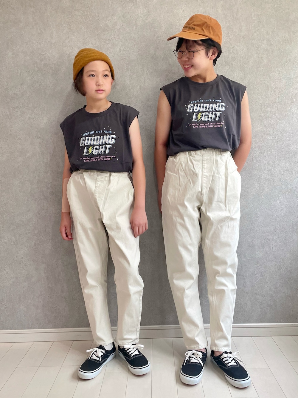 グレー系のTシャツ/カットソー、グレー系のTシャツ/カットソー、ホワイト系のチノパンツを着用したキッズの夏コーディネートの2枚目の写真