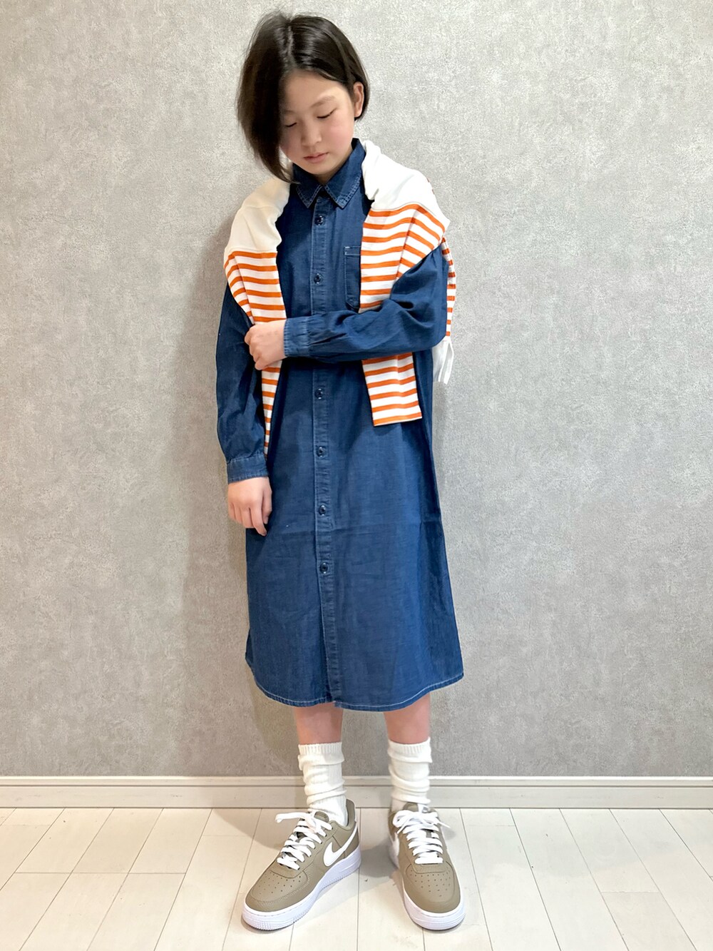 「休日スタイル、カジュアルコーデ、着回しコーデ、ボーダー、スニーカー、ワンピース、デニム、NIKE、オレンジ、春色、春コーデ、Branshes、肩掛け、ビビッドカラー、スカート」｜「NAUTICAの【NAUTICA/ノーティカ】長袖シャツワンピース（ワンピース、ブルー系）」を使った、kii_memeさん（キッズ・145cm）の冬コーディネートの2枚目の写真