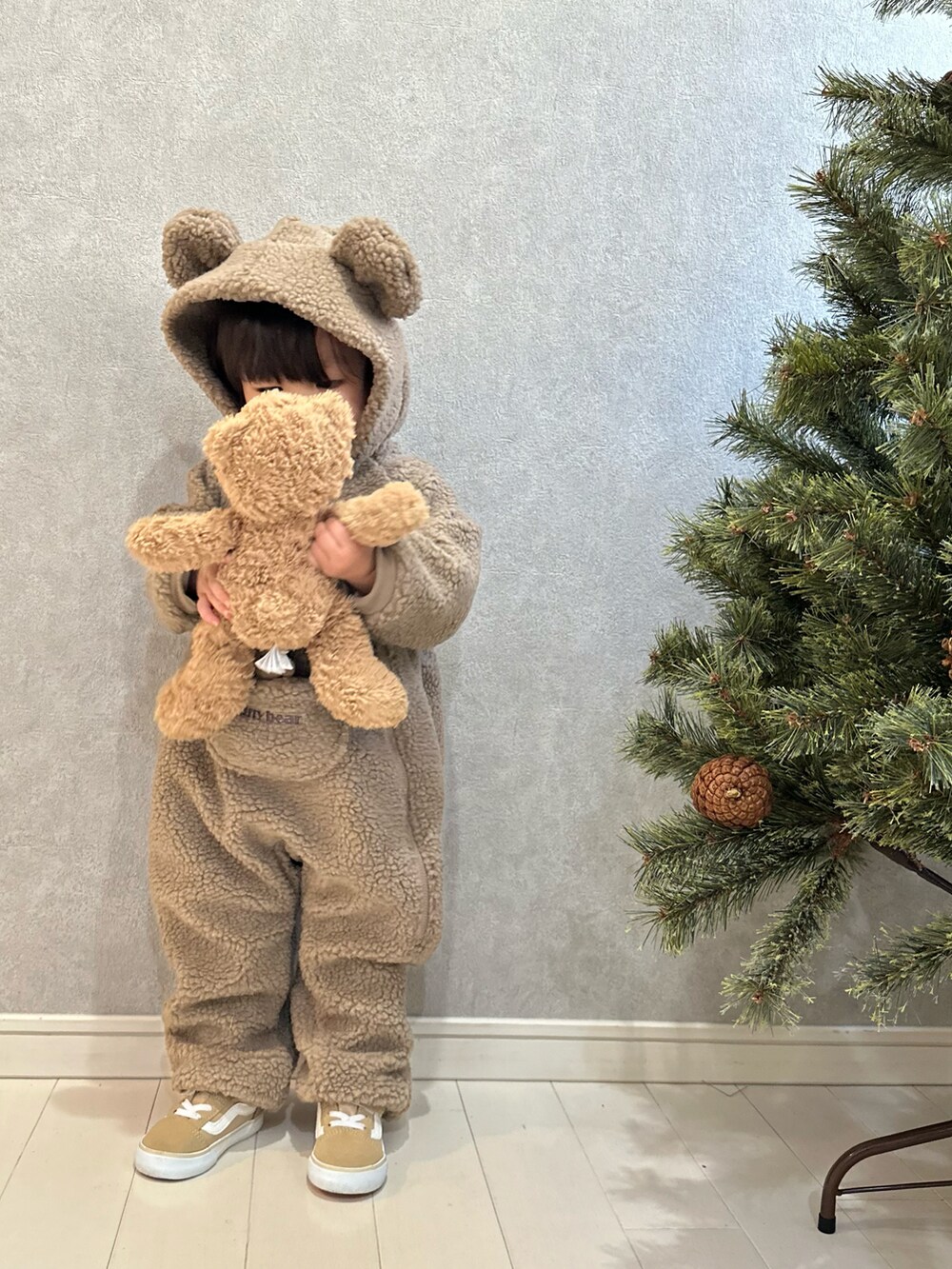 「休日スタイル、ロンパース、クリスマスに着たい服、スニーカー、VANS、ブラウン、ワントーンコーデ、女の子ベビー、apres les cours」｜「apres les coursのtiny bear なりきりもこもこジャンプスーツ（その他ベビーウェア、ブラウン系）」を使った、kii_memeさん（キッズ・140cm）の秋コーディネートの3枚目の写真