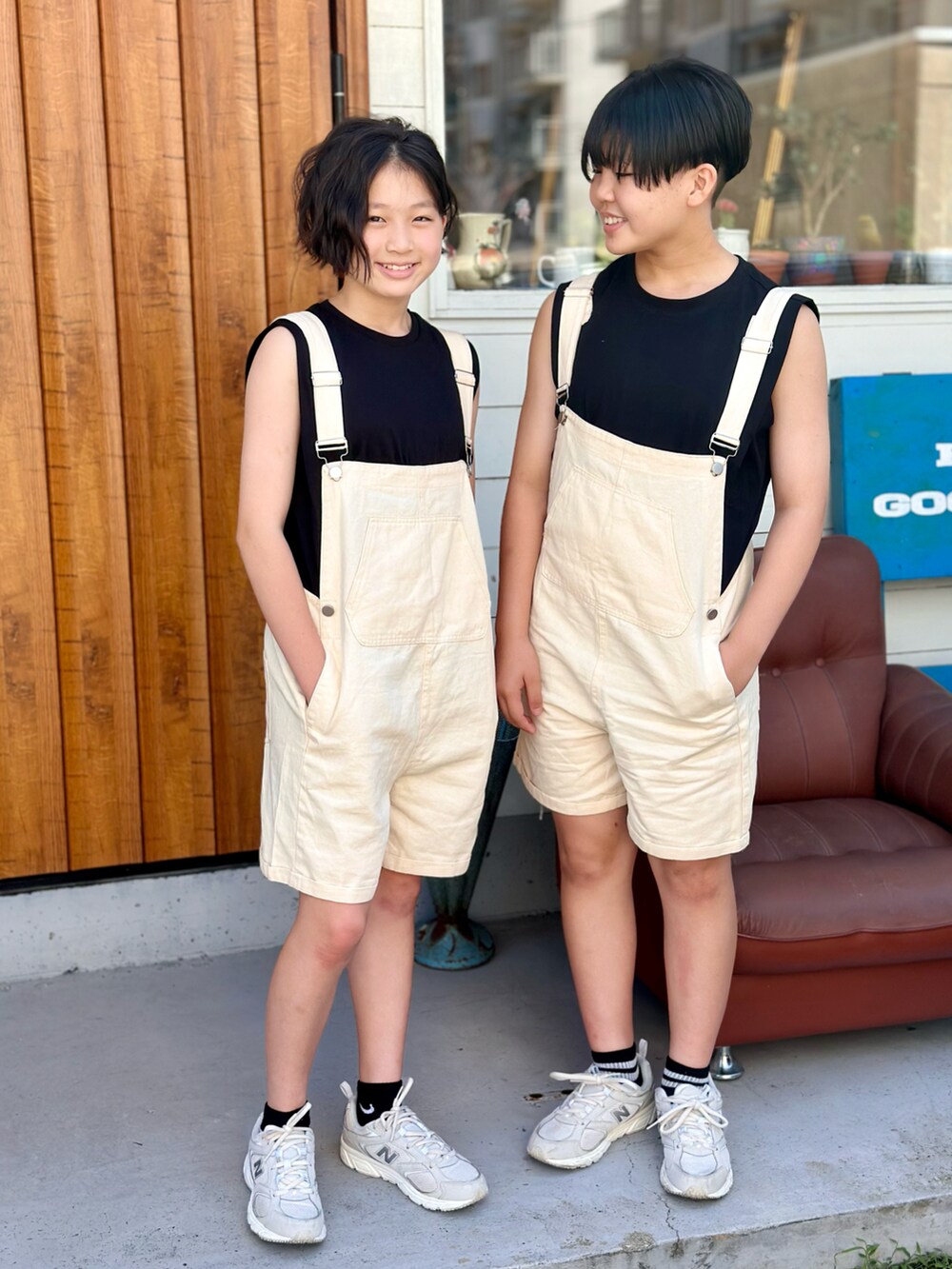 「夏コーデ、シンプルコーデ、サロペット、モノトーン、プチプラ、カジュアル、タンクトップ、オーバーサイズ、スニーカー、ハーフパンツ、休日スタイル、アツいコーデ全部見せ」｜「moment+の綿100％天竺.ショルダータックノースリーブtee（タンクトップ、ブラック系）」を使った、kii_memeさん（キッズ・147cm）の夏コーディネートの2枚目の写真