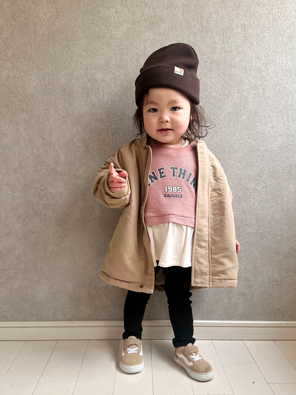 ベージュ系のブルゾン、ブラック系のチノパンツ、ベージュ系のスニーカーを着用したキッズの冬コーディネートの2枚目の写真