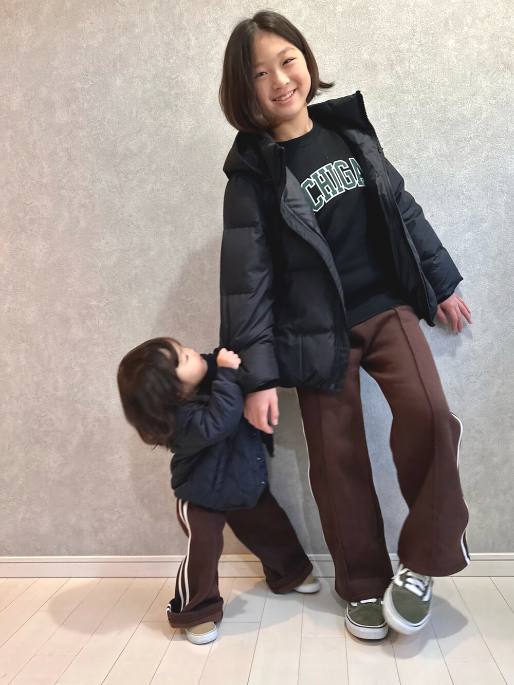 ブラック系のブルゾン、ブラック系のスウェット、ブラウン系のその他パンツを着用したキッズの冬コーディネートの2枚目の写真