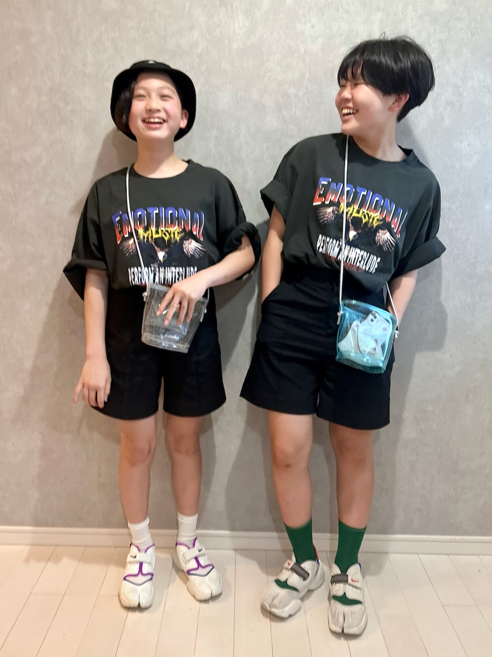 グレー系のTシャツ/カットソー、ブラック系のスラックス、ブラック系のスラックスを着用したキッズの春コーディネートの2枚目の写真