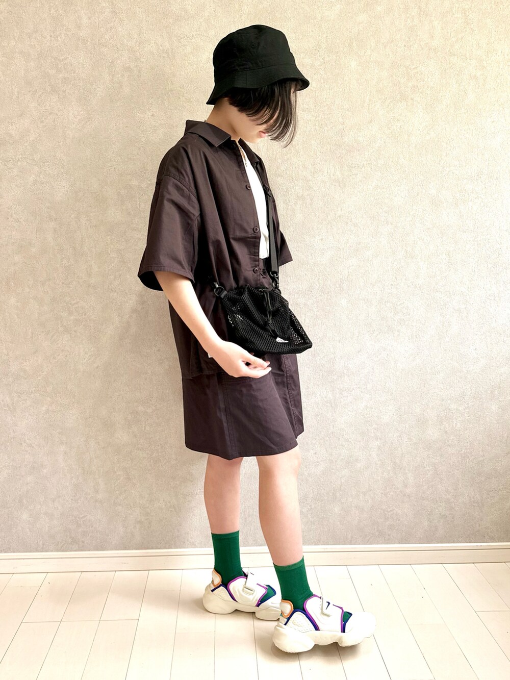 グレー系のシャツ/ブラウス、グレー系のスカート、ホワイト系のTシャツ/カットソーを着用したキッズの春コーディネートの2枚目の写真