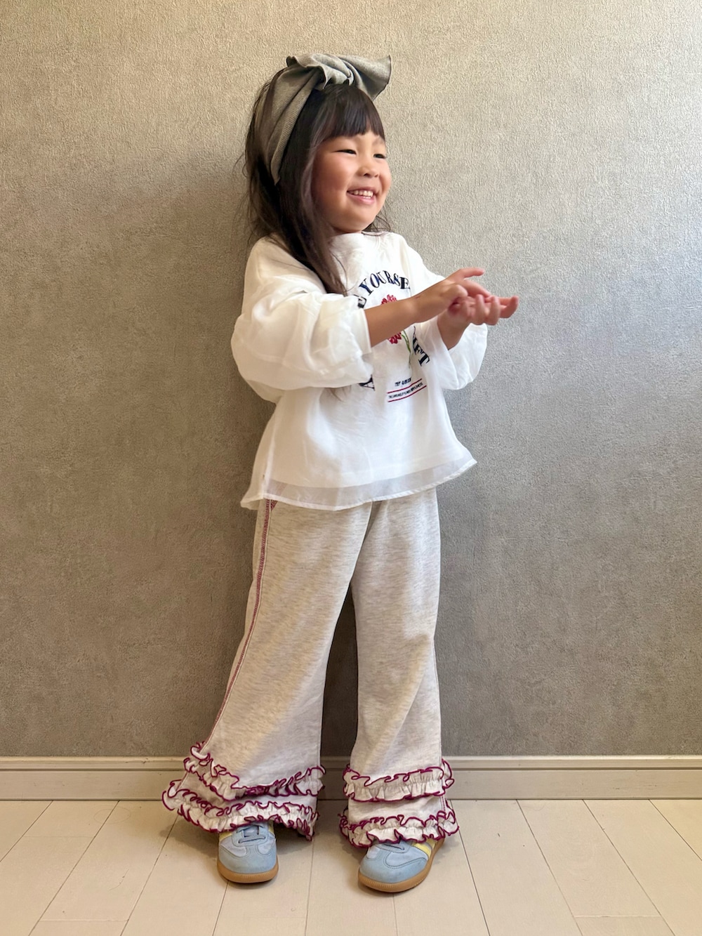 「秋服準備はじめました、ロンT、プチプラ、カジュアル、秋コーデ、ZOZOTOWN、CIAOPANIC TYPY、キッズコーデ、秋のコーデ、ヘアバンド、スニーカー、スウェットパンツ、オーガンジー、レイヤードスタイル」｜「CIAOPANIC TYPYの【WEB限定】【KIDS】刺繍オーガンジーレイヤード長袖カットソー（Tシャツ/カットソー、ホワイト系）」を使った、kii_memeさん（キッズ・100cm）の秋コーディネートの2枚目の写真