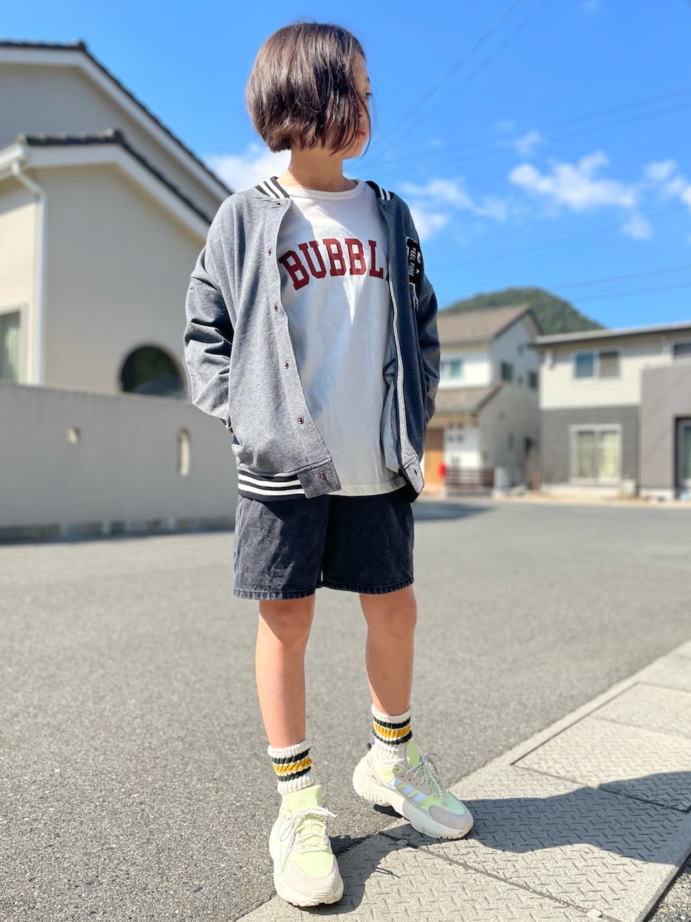 「休日コーデ、秋コーデ、スタジャン、ハーフパンツ、カジュアルコーデ、ストリート、ロゴT、パンツスタイル、モノトーン、デニム、シンプルコーデ、ワントーンコーデ、スニーカー、ジャケットスタイル」｜「BRANSHESのスタジャン風ジャケット（スタジャン、グレー系）」を使った、kii_memeさん（キッズ・140cm）の秋コーディネートの2枚目の写真