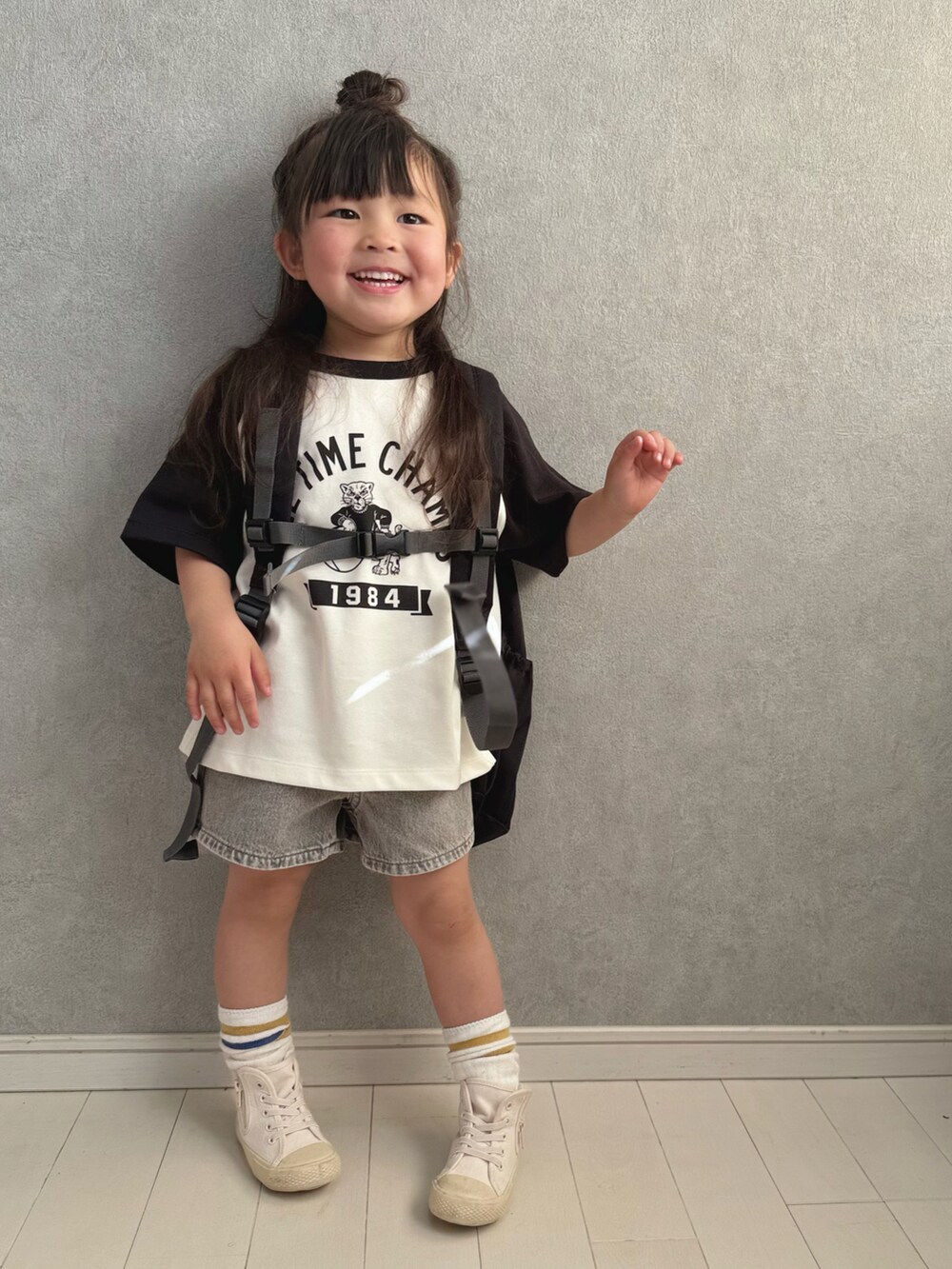 ホワイト系のTシャツ/カットソー、グレー系のパンツを着用したキッズの春コーディネートの2枚目の写真