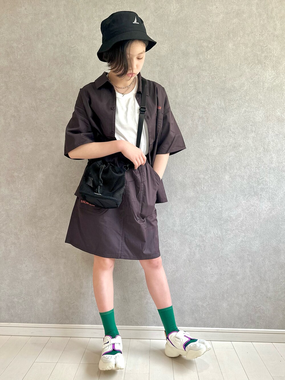グレー系のシャツ/ブラウス、グレー系のスカート、ホワイト系のTシャツ/カットソーを着用したキッズの春コーディネートの3枚目の写真