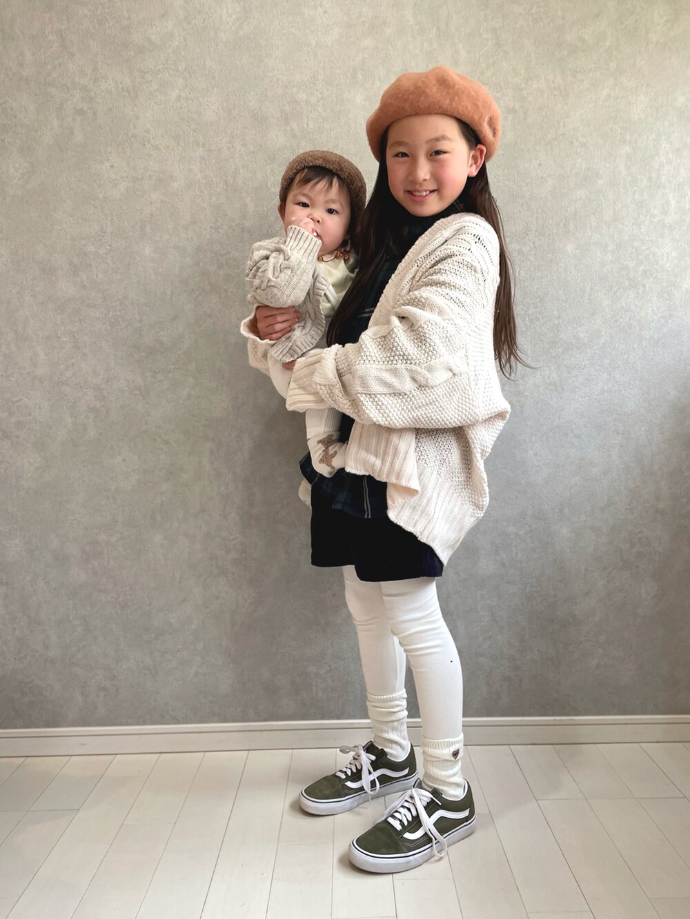 「クリスマスに着たい服、休日スタイル、チェック柄に恋してる、ホワイトコーデ、カーディガン、ベレー帽、マイベストコーデ2021、三姉妹コーデ、リンクコーデ、赤ちゃん、シンプルコーデ、コーデュロイパンツ、冬コーデ、ビッグシルエット」|「BRANSHESのウールベレー帽(ハンチング/ベレー帽、ブラウン系)」を使った、kii_memeさん(キッズ・130cm)の冬コーディネートの3枚目の写真