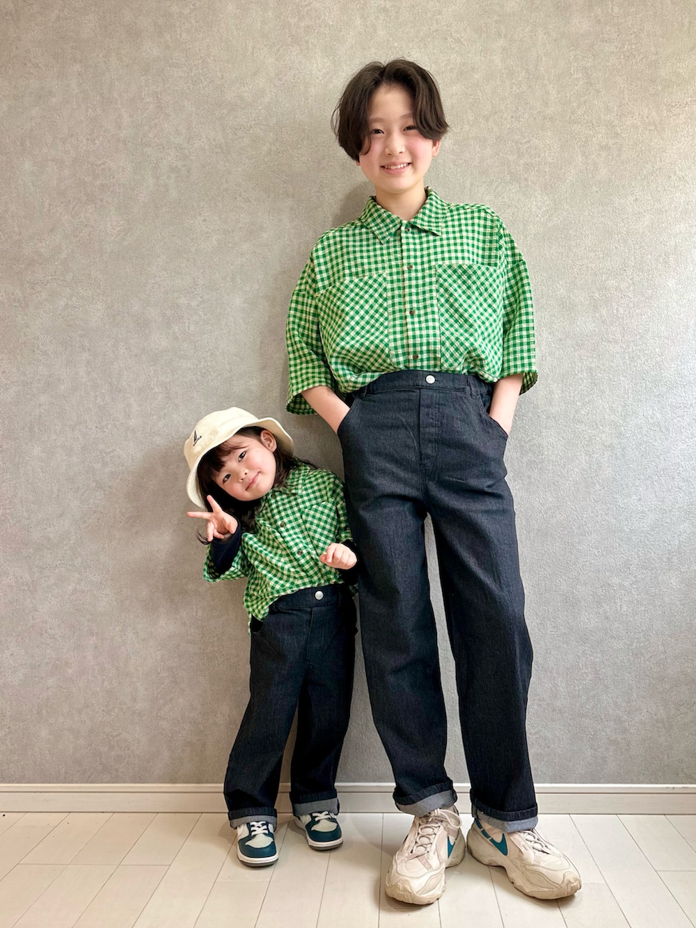 グリーン系のシャツ/ブラウス、グリーン系のシャツ/ブラウス、ブラック系のデニムパンツを着用したキッズの冬コーディネートの2枚目の写真