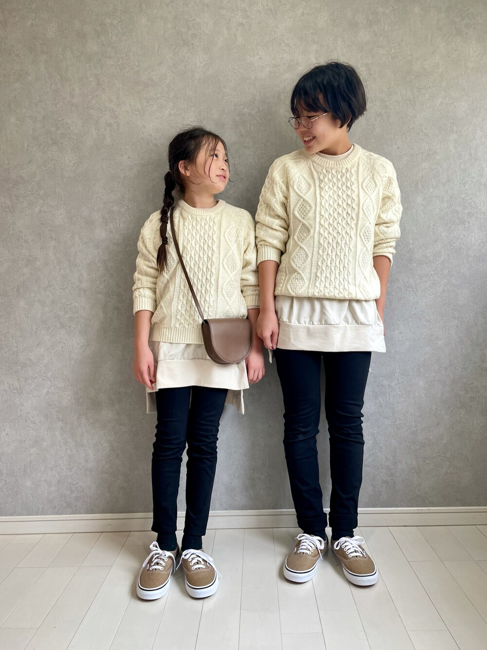 「スウェット、スキニーパンツ、ショルダーバッグ、めがね、ケーブルニット、冬コーデ、モノトーン、レイヤードスタイル、スニーカーコーデ、休日スタイル、チュニック、シンプルコーデ、姉妹コーデ、Branshes」|「Catherine Cottageのフィッシャーマンニットセーター JUNIOR(ニット/セーター、ホワイト系)」を使った、kii_memeさん(キッズ・130cm)の秋コーディネートの3枚目の写真