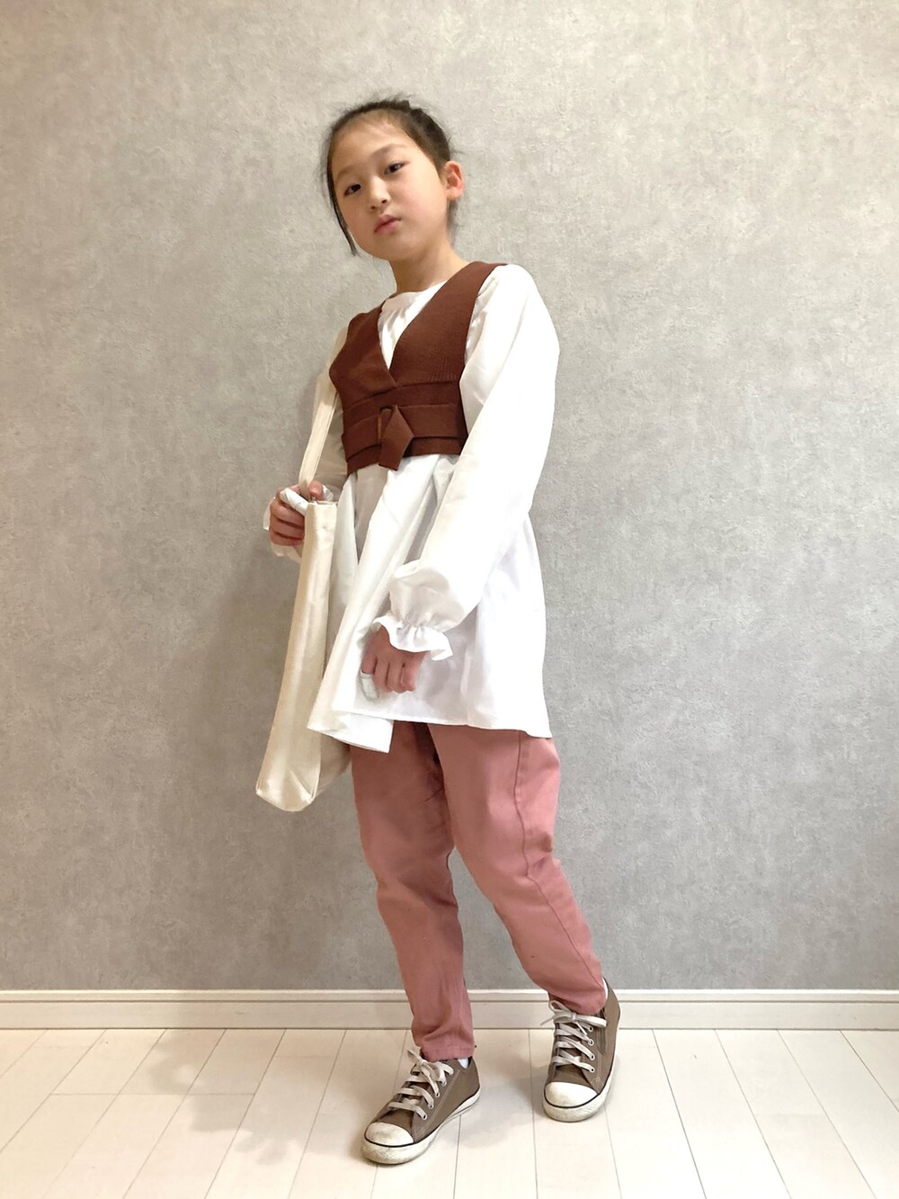 「チョコ色に染まれ、ブラウン、バレンタイン、ニットベスト、ワンピース、テーパードパンツ、トートバッグ、コンバース、シンプルコーデ、Branshes」｜「BRANSHESのニットベスト+シャツセット（シャツ/ブラウス、ブラウン系）」を使った、kii_memeさん（キッズ・136cm）の冬コーディネートの2枚目の写真
