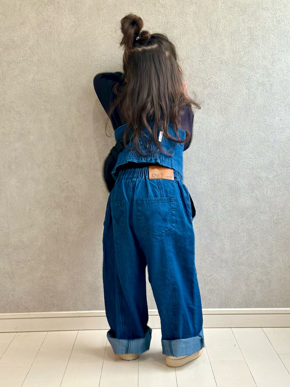 「シンプル、デニム、セットアップ、ビスチェ、ロンT、シースルー、ハイネック、お出かけコーデ、休日スタイル、春夏コーデ、春コーデ、Branshes、スニーカー、ショルダーバッグ」｜「EDWINの【Ou? by EDWIN】シャーリングTシャツ（Tシャツ/カットソー、ブラック系）」を使った、kii_memeさん（キッズ・151cm）の春コーディネートの3枚目の写真